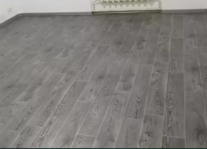 укладання плінтусу